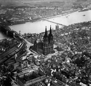 Lot 458, Auction  103, Zeppelinlogbuch, Z III, LZ 12. Fahrtenbuch mit 150 Bl. und ca. 80 meist ganzseitigen Einträgen