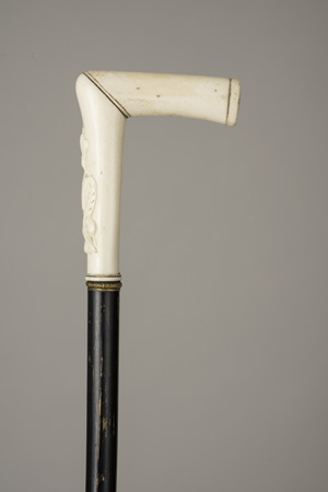 Lot 2309, Auction  119, Spazierstock, Spazierstock mit geradem Haken und reliefiertem Wappen