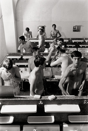 Lot 4247, Auction  121, McBride, Will, Jungs schmeißen mit Wasser, Schule Schloss Salem