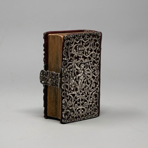 Lot 821, Auction  125, Silbereinband und Einbände, Weinrotes Maroquin über 4 Zierbünden mit dreiseitigem Goldschnitt. England um 1880