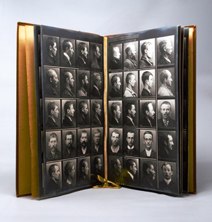 Lot 3422, Auction  126, Bertillon, Alphonse, Cours théorique de signalement descriptif. Exercices pratiques de reconnaissances d’identité. 21 Fotografien. 1900