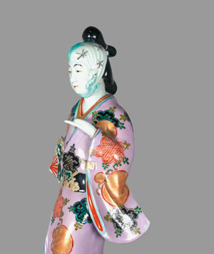 Los 628 - Kakiemon Figur - Kakiemon Figur einer Schreitenden Geisha mit Fächer.  - 3 - thumb