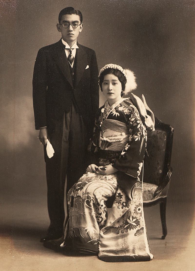 Lot 105, Auction 127, Japan, Fotoalbum mit Porträts und Alltagsszenen